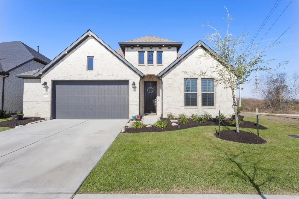 945 Goose Creek Street Webster, TX 77598