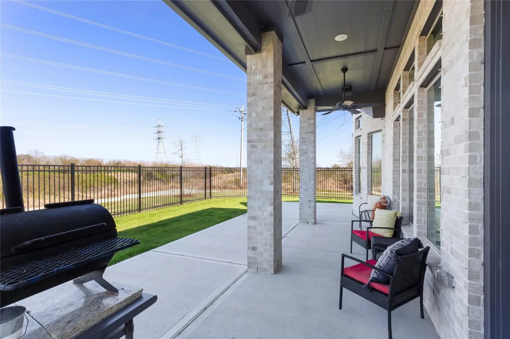 945 Goose Creek Street Webster, TX 77598