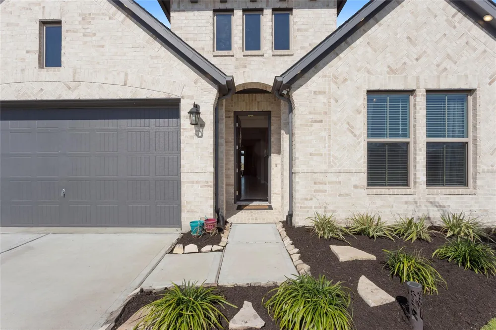 945 Goose Creek Street Webster, TX 77598
