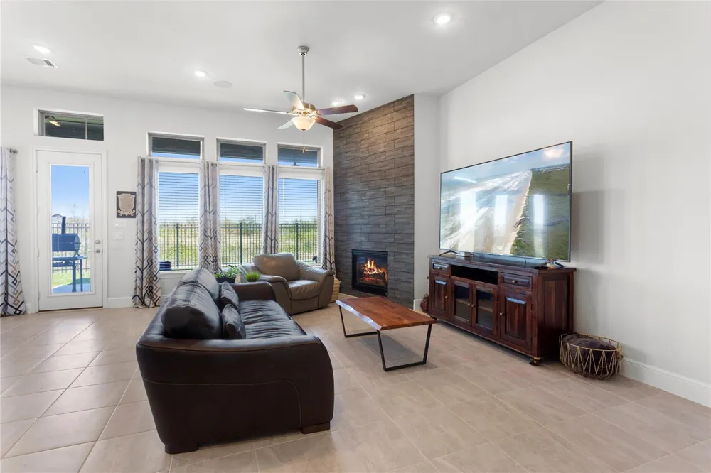 945 Goose Creek Street Webster, TX 77598