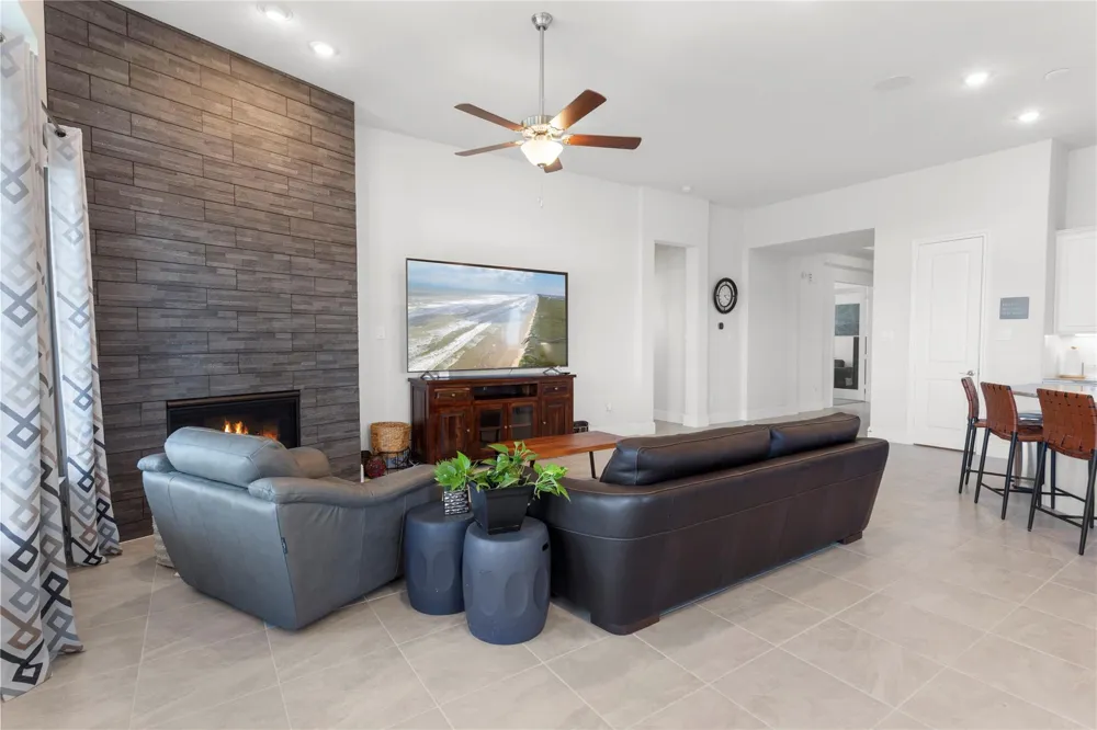 945 Goose Creek Street Webster, TX 77598