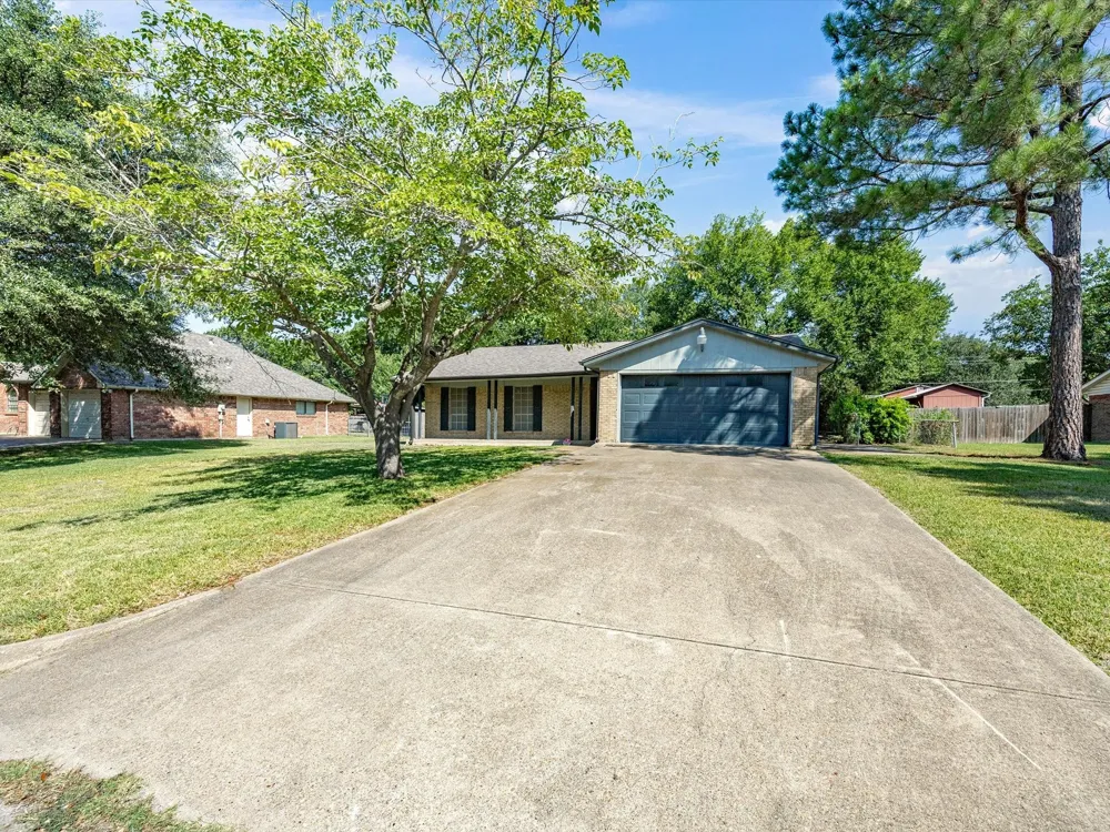 613 Cooper Street Ennis, TX 75119