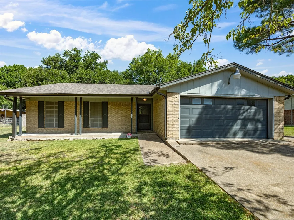 613 Cooper Street Ennis, TX 75119