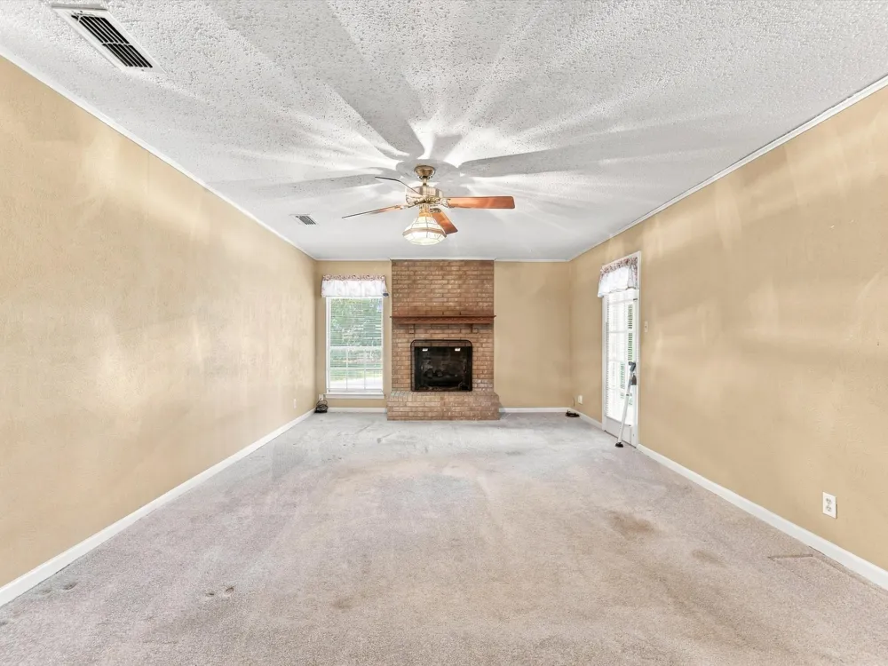 613 Cooper Street Ennis, TX 75119