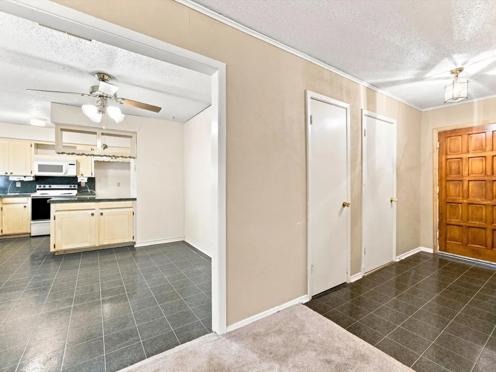 613 Cooper Street Ennis, TX 75119