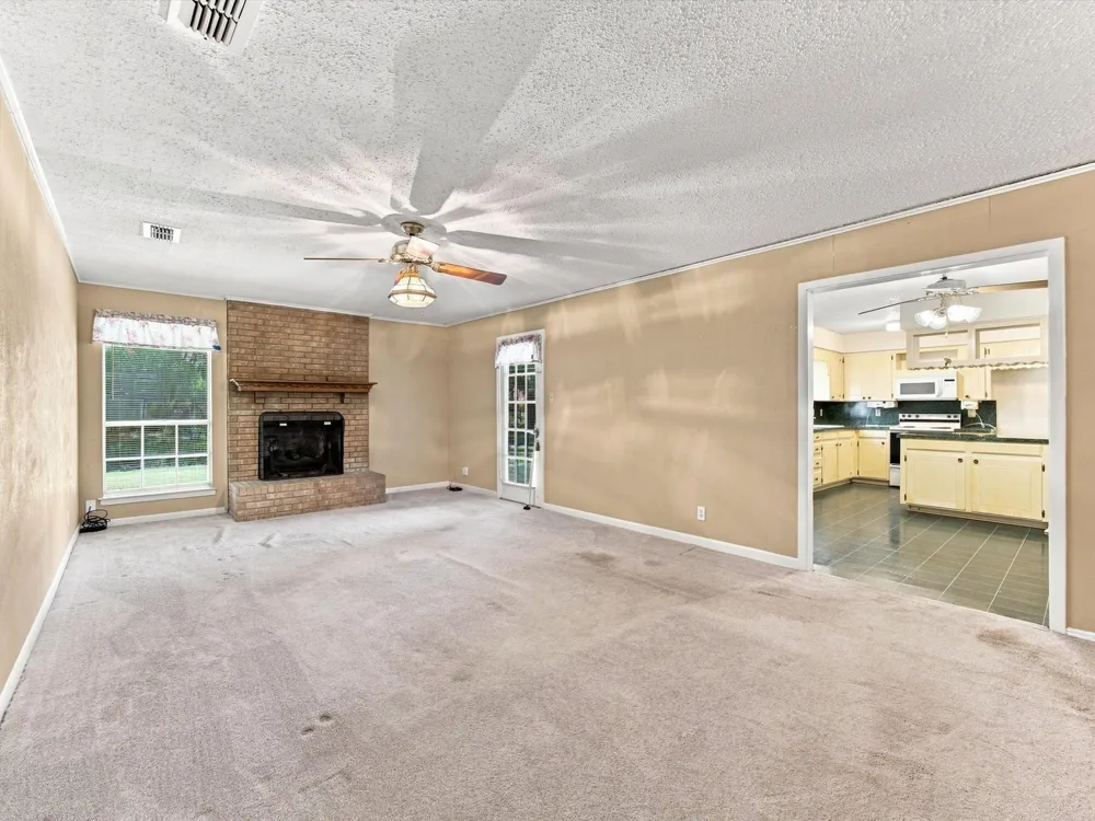 613 Cooper Street Ennis, TX 75119