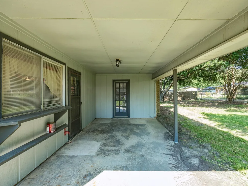613 Cooper Street Ennis, TX 75119