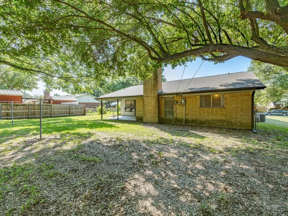 613 Cooper Street Ennis, TX 75119
