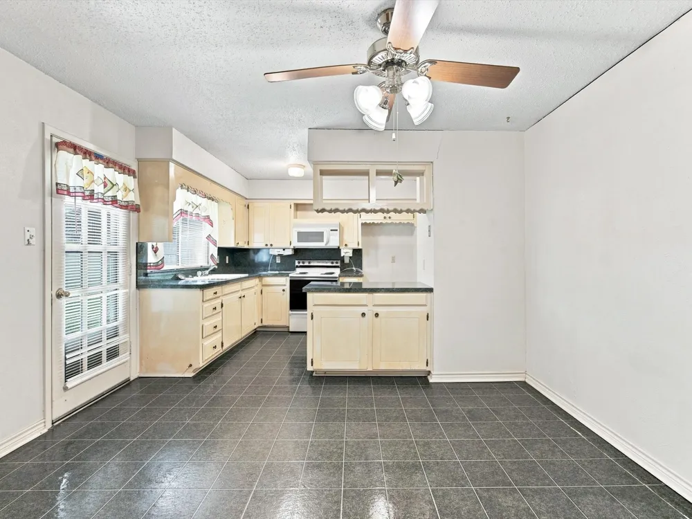613 Cooper Street Ennis, TX 75119