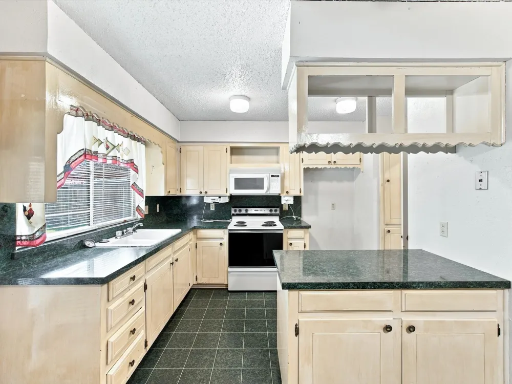 613 Cooper Street Ennis, TX 75119