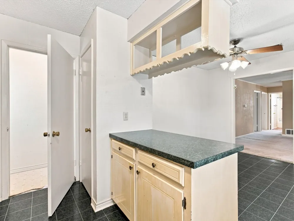 613 Cooper Street Ennis, TX 75119
