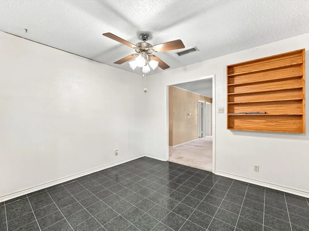 613 Cooper Street Ennis, TX 75119
