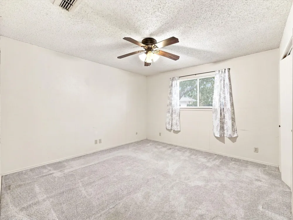 613 Cooper Street Ennis, TX 75119