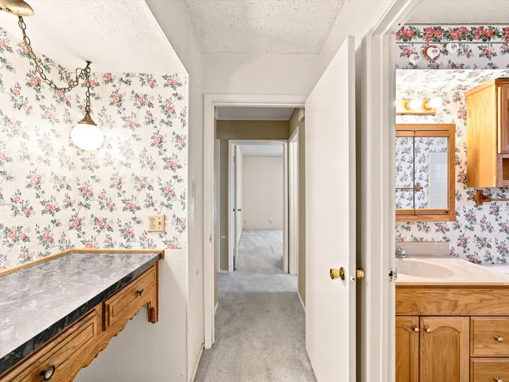 613 Cooper Street Ennis, TX 75119