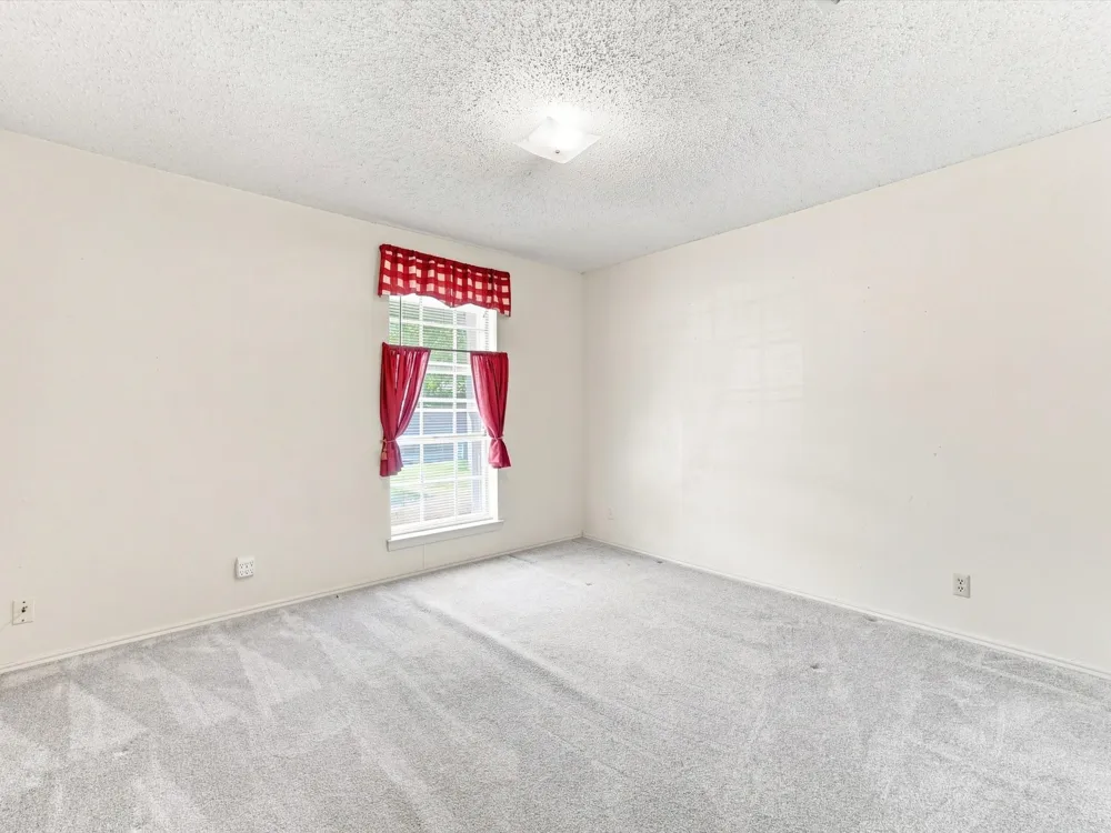 613 Cooper Street Ennis, TX 75119