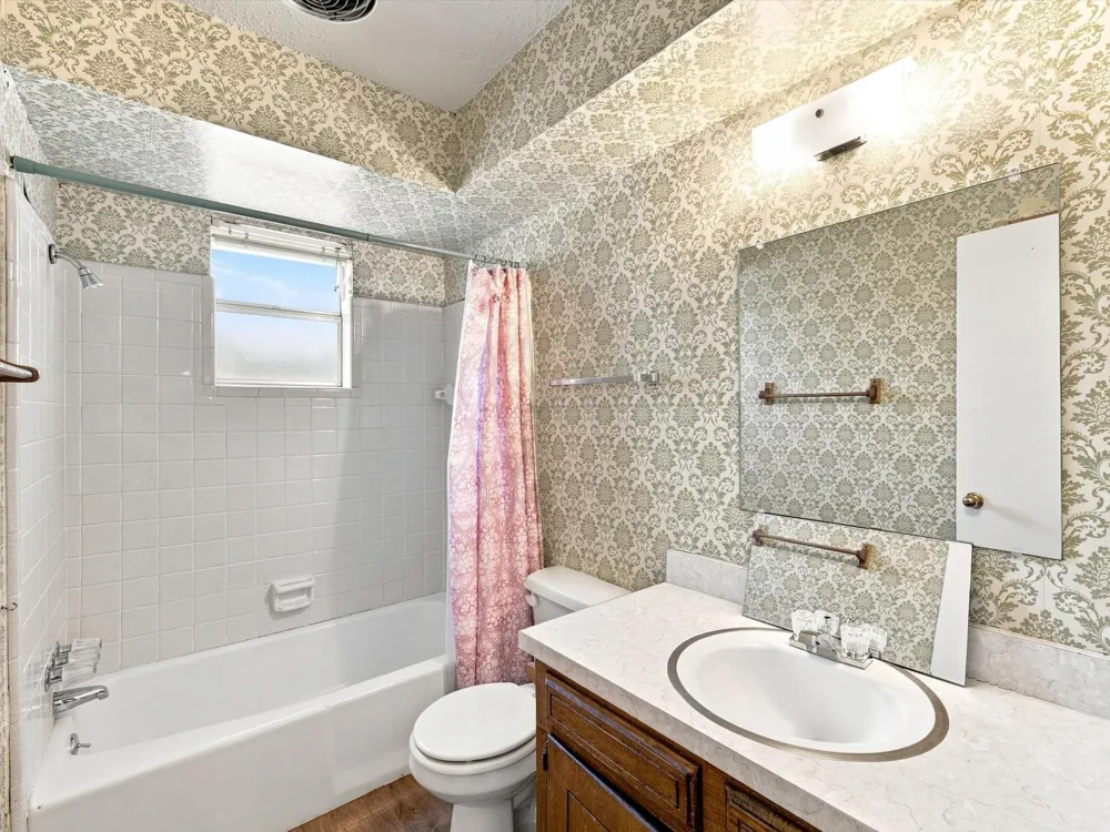 613 Cooper Street Ennis, TX 75119