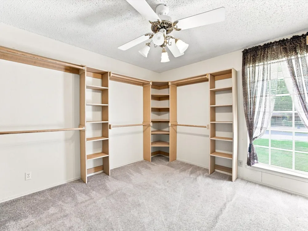 613 Cooper Street Ennis, TX 75119