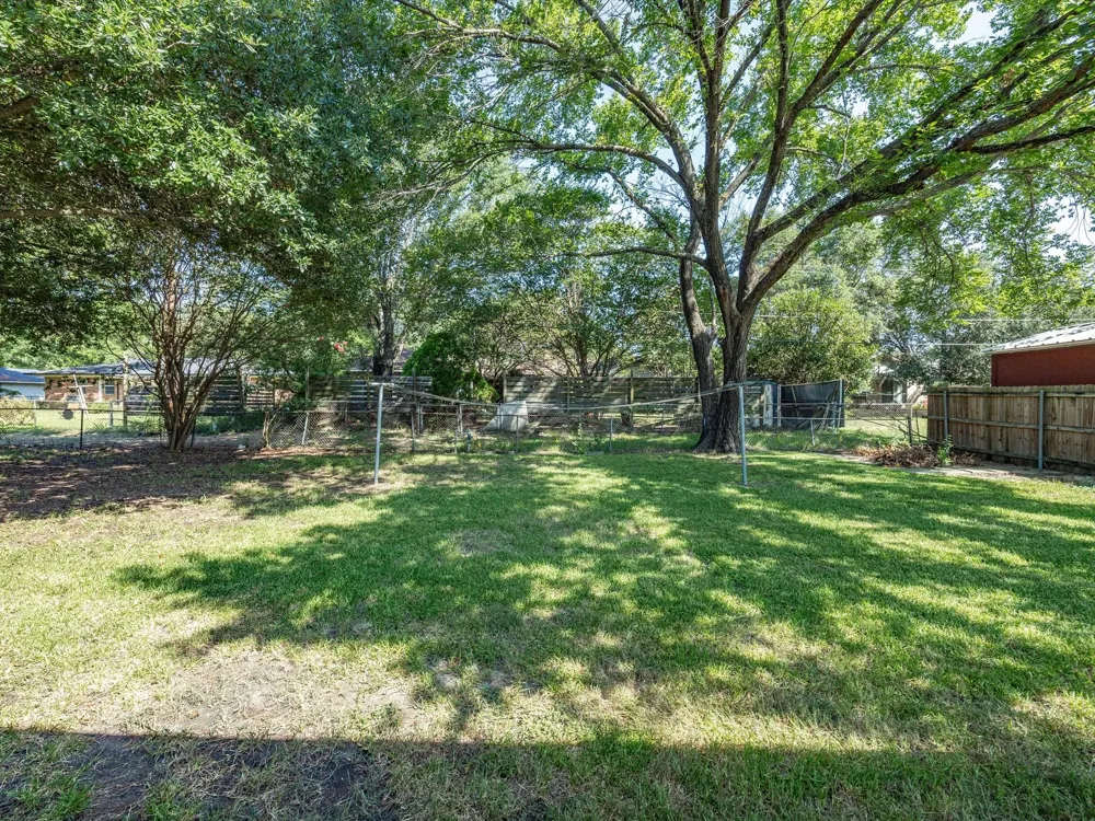 613 Cooper Street Ennis, TX 75119