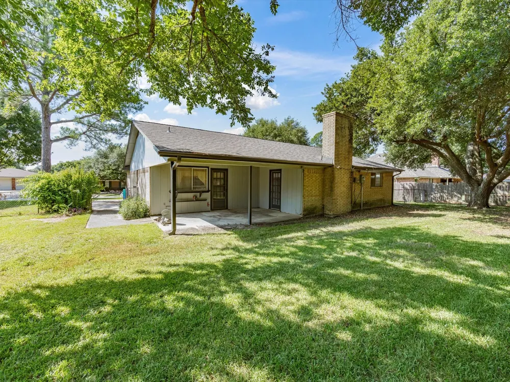 613 Cooper Street Ennis, TX 75119
