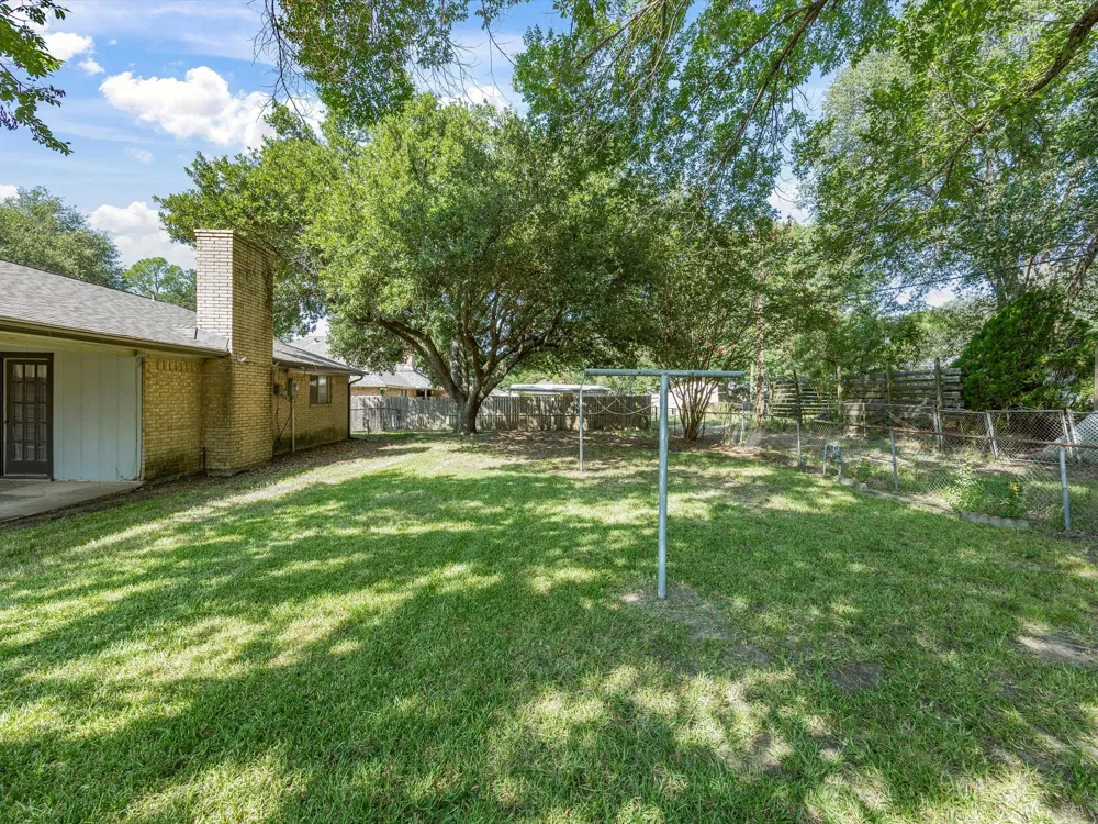 613 Cooper Street Ennis, TX 75119