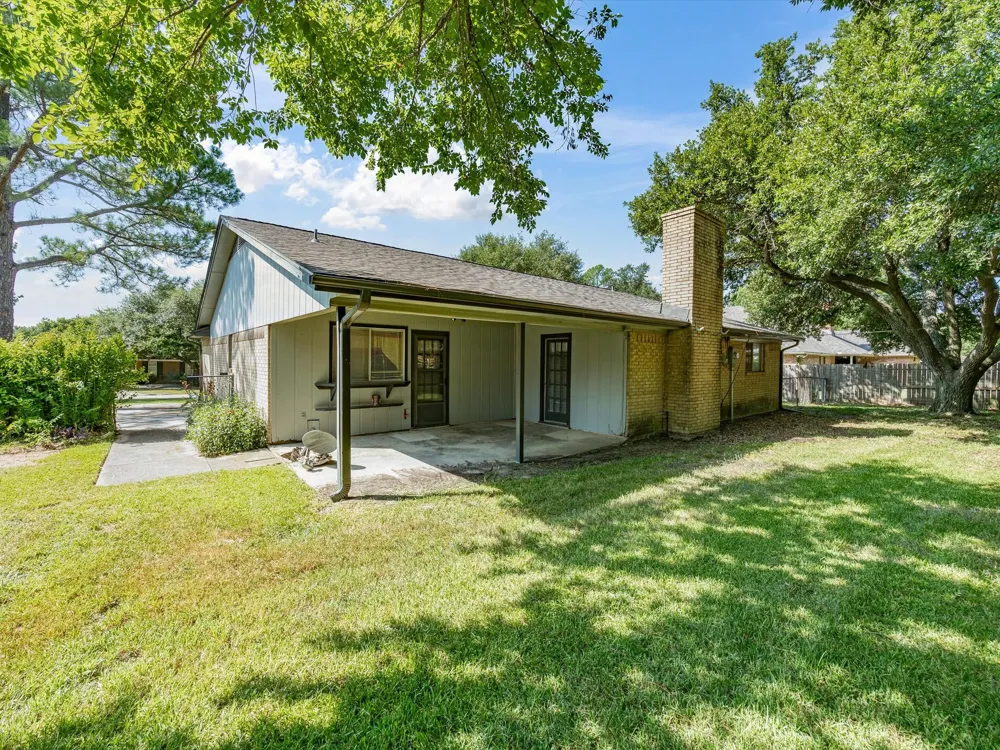 613 Cooper Street Ennis, TX 75119