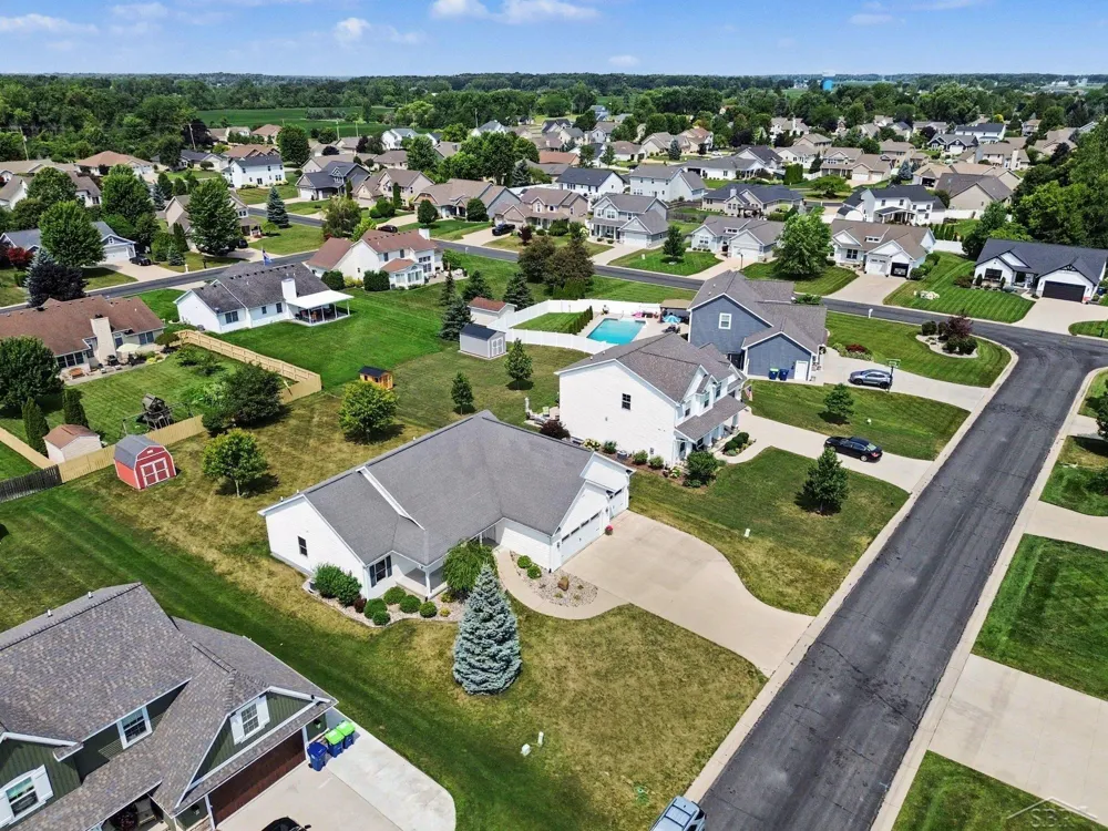 3647 Coachmans Ridge Drive Saginaw Charter Township, MI 48603