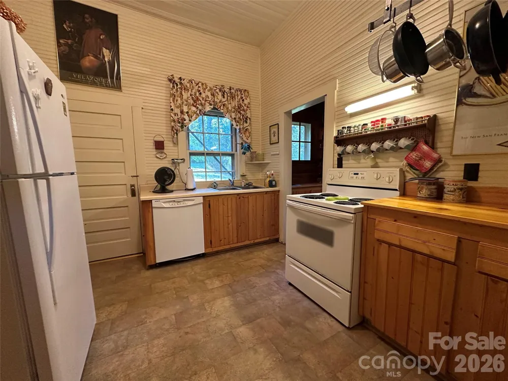 16 Osborn Knob Road Little Switzerland, NC 28749