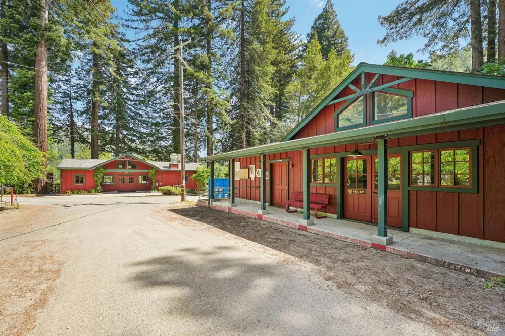 11688 Oak Road Forestville, CA 95436