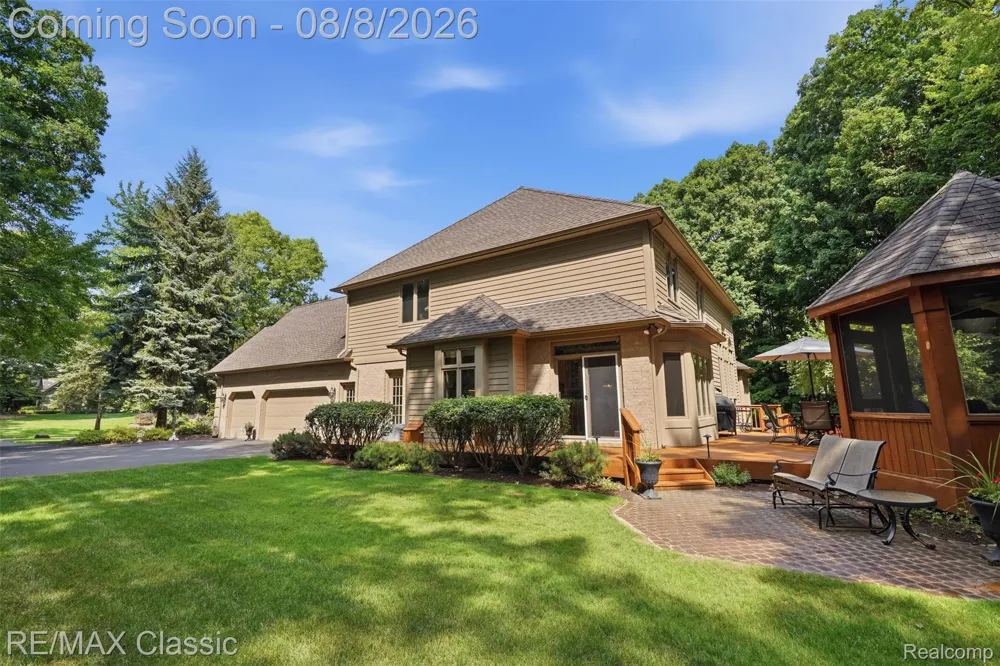 6015 Lynne Hollow Drive Commerce Charter Township, MI 48382