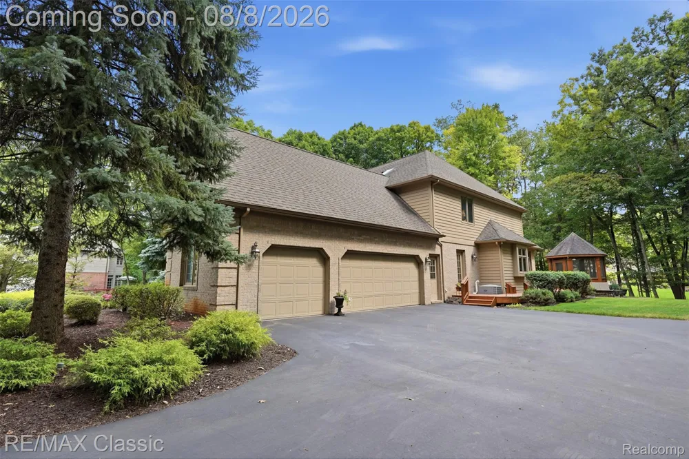 6015 Lynne Hollow Drive Commerce Charter Township, MI 48382