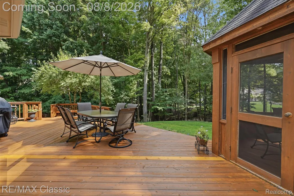 6015 Lynne Hollow Drive Commerce Charter Township, MI 48382