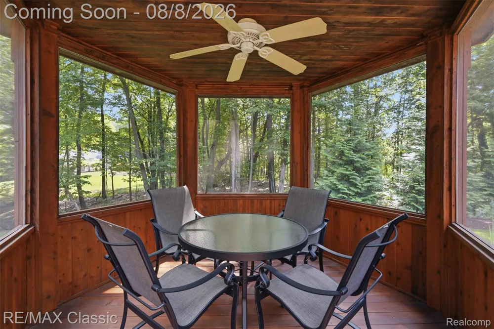6015 Lynne Hollow Drive Commerce Charter Township, MI 48382