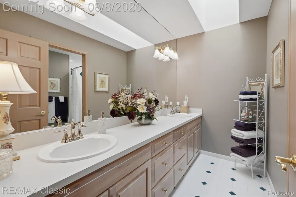 6015 Lynne Hollow Drive Commerce Charter Township, MI 48382