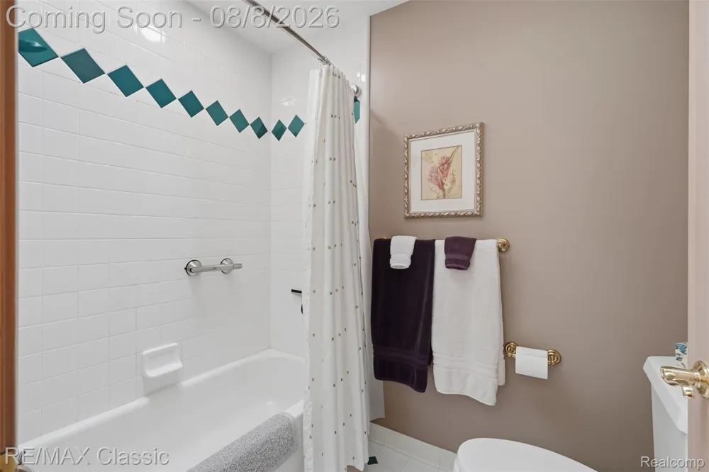 6015 Lynne Hollow Drive Commerce Charter Township, MI 48382