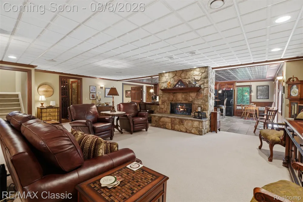6015 Lynne Hollow Drive Commerce Charter Township, MI 48382