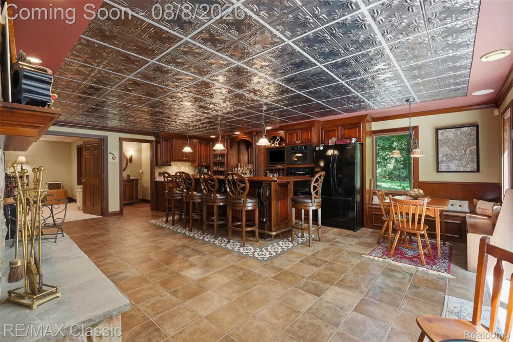 6015 Lynne Hollow Drive Commerce Charter Township, MI 48382