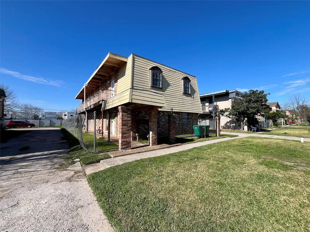 1042 W Village Court #C Pasadena, TX 77506