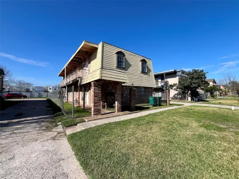 1042 W Village Court #C