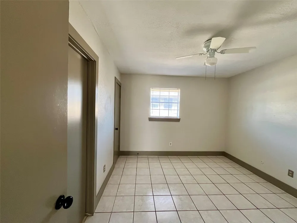 1042 W Village Court #C Pasadena, TX 77506