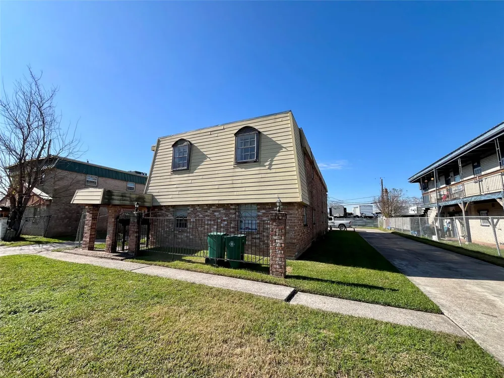 1042 W Village Court #C Pasadena, TX 77506