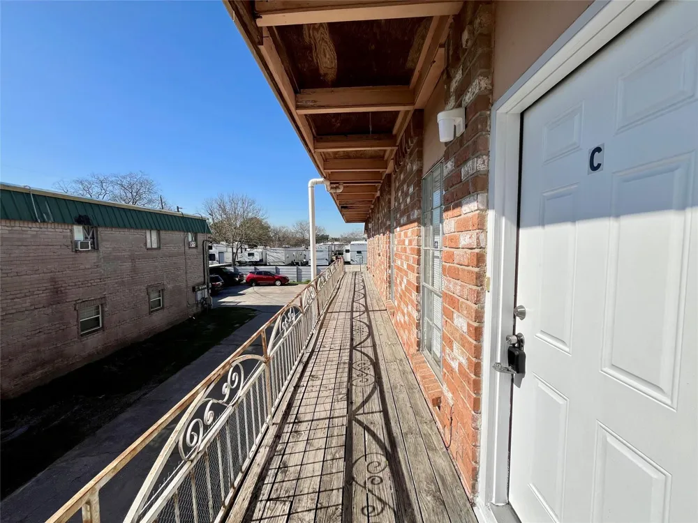 1042 W Village Court #C Pasadena, TX 77506