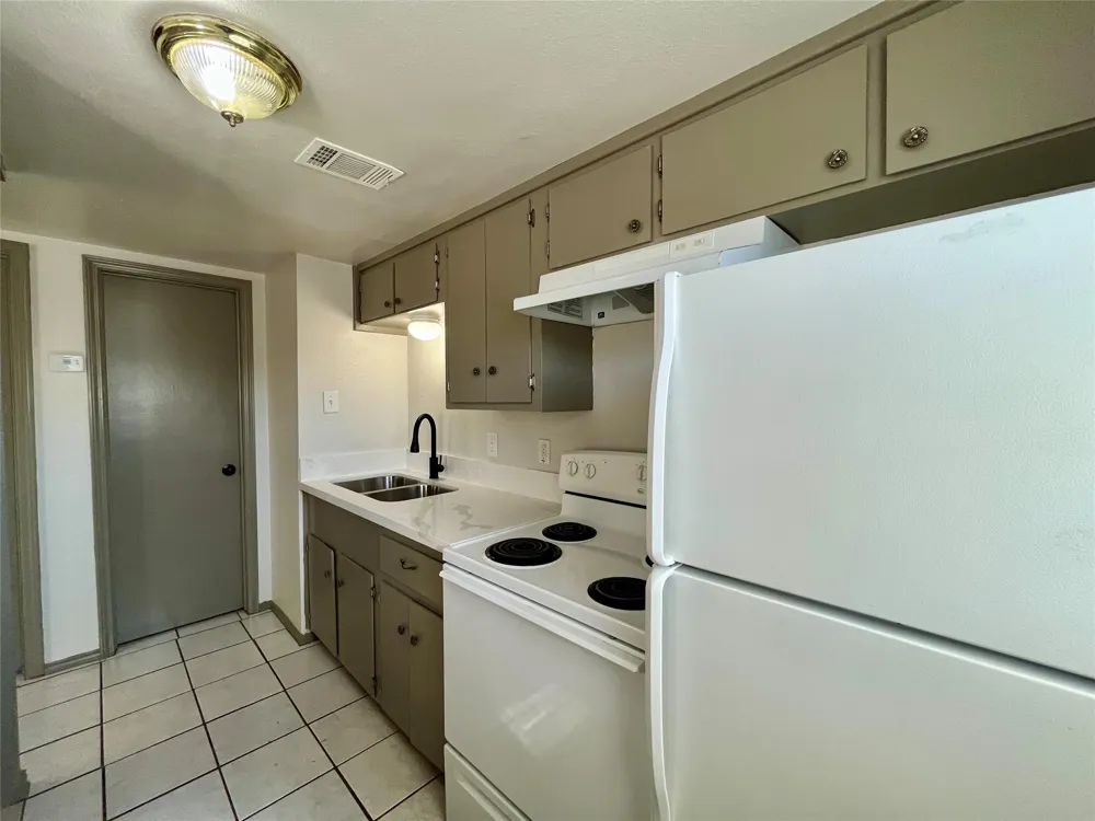1042 W Village Court #D Pasadena, TX 77506