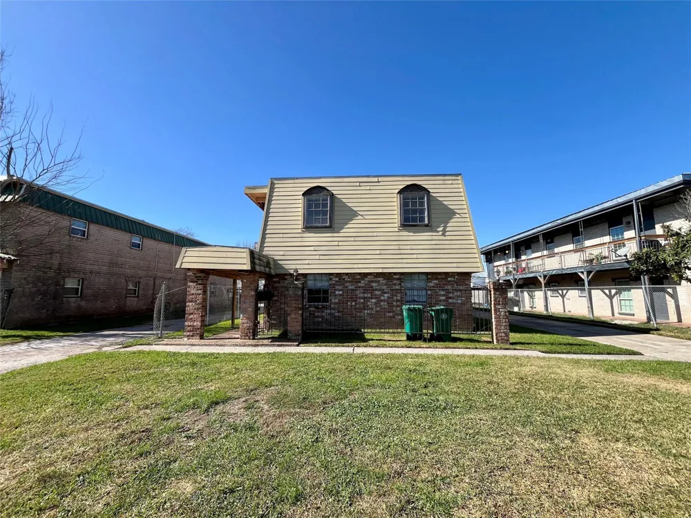1042 W Village Court #D Pasadena, TX 77506
