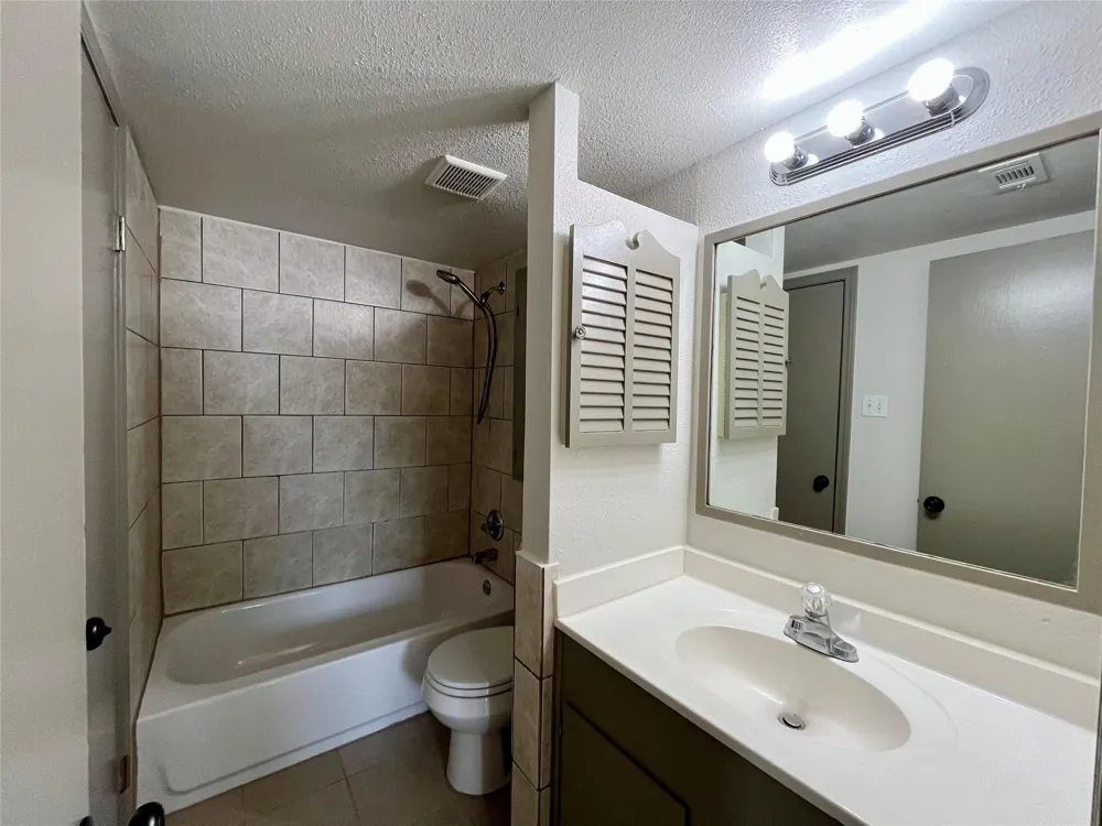 1042 W Village Court #D Pasadena, TX 77506