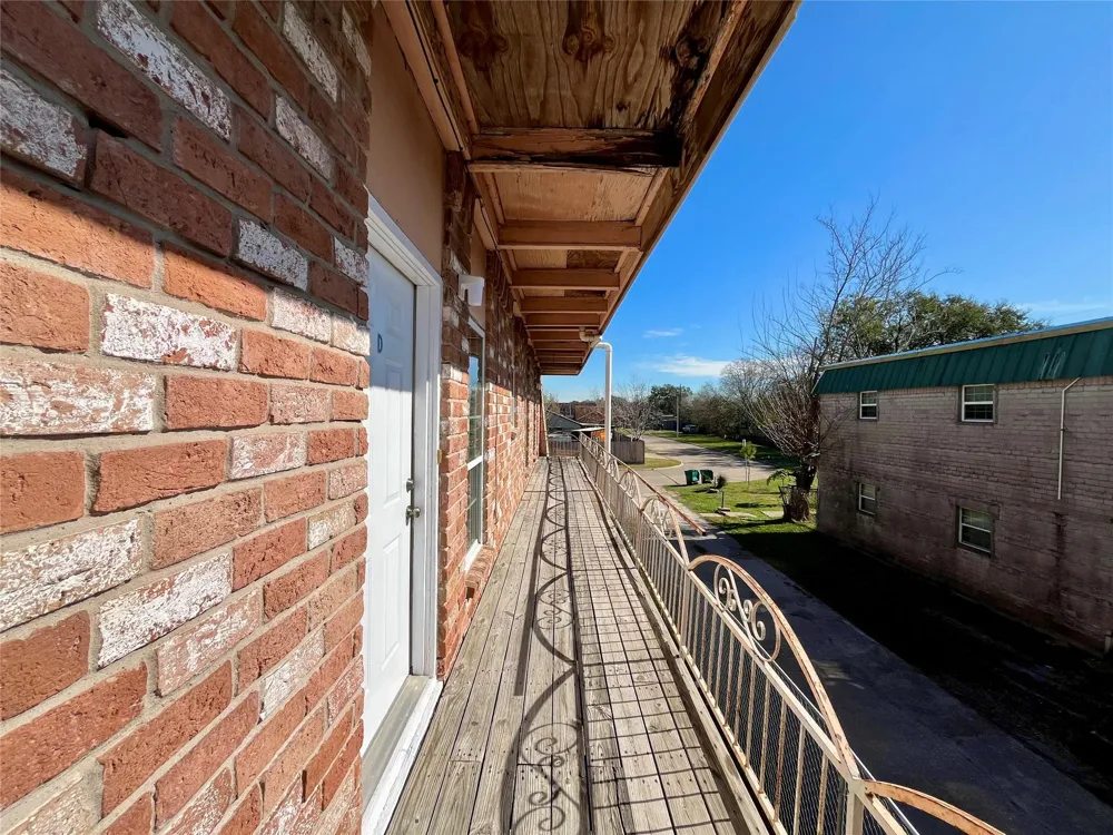 1042 W Village Court #D Pasadena, TX 77506