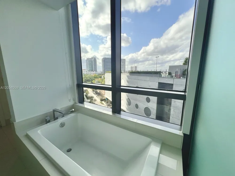 650 NE 32nd St #908 Miami, FL 33137