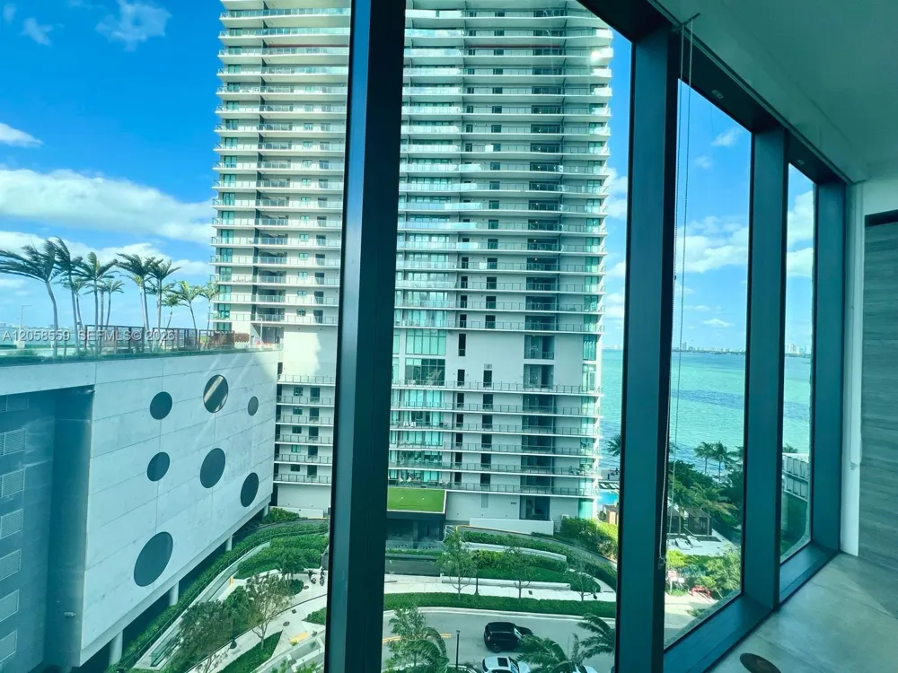 650 NE 32nd St #908 Miami, FL 33137