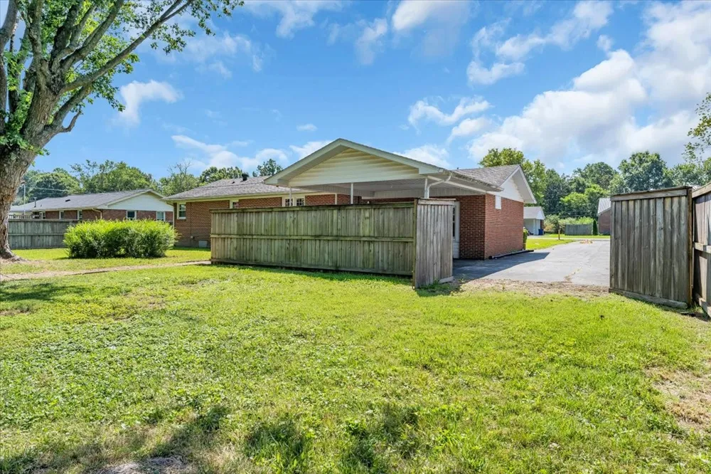 611 Henley St Manchester, TN 37355