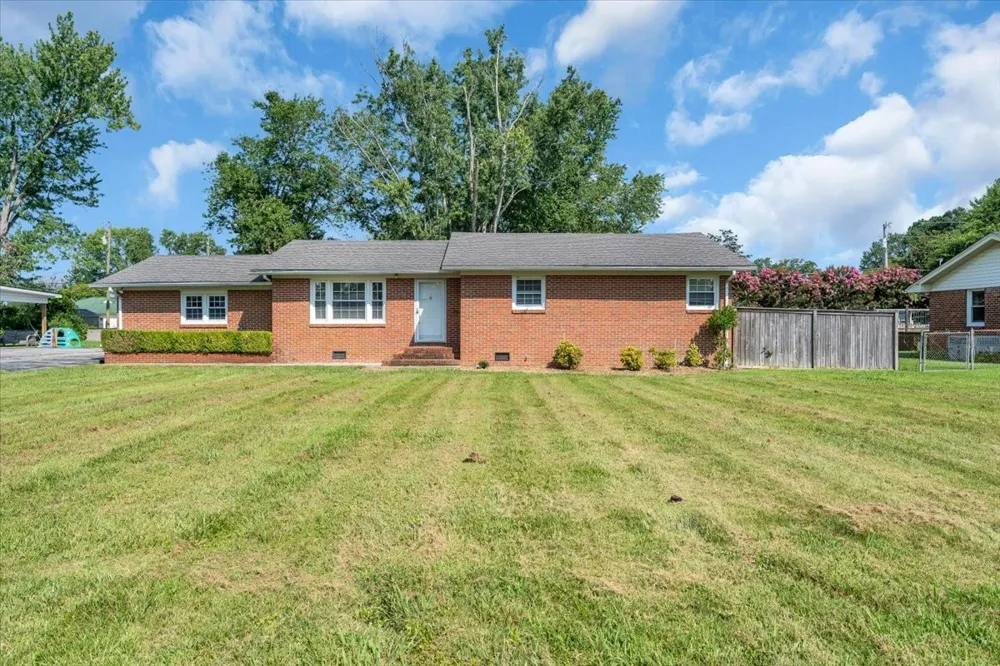 611 Henley St Manchester, TN 37355