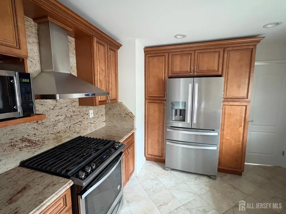 61 Rose Street Edison, NJ 08817